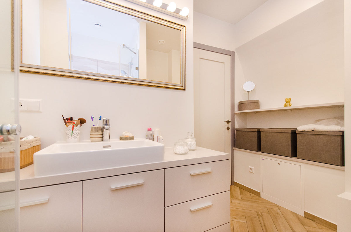 Minimal bathroom with a white vanity and round mirror